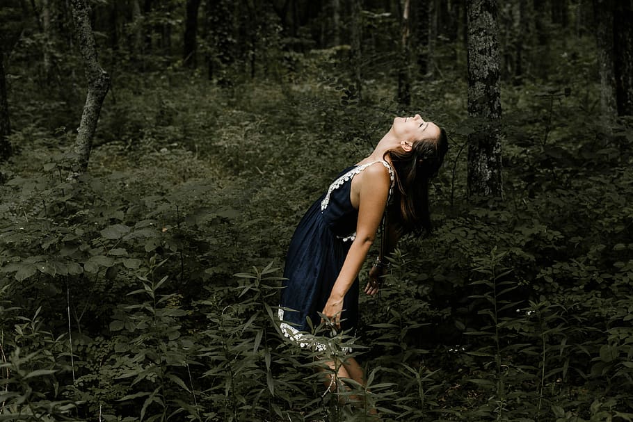 woman standing in the middle of the forest, woman standing under green trees during daytime photo HD wallpaper