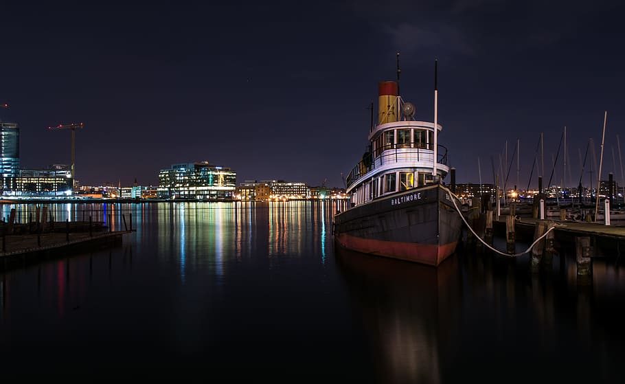 black boat tied on beach dock, black, red, and white ship beside dock HD wallpaper