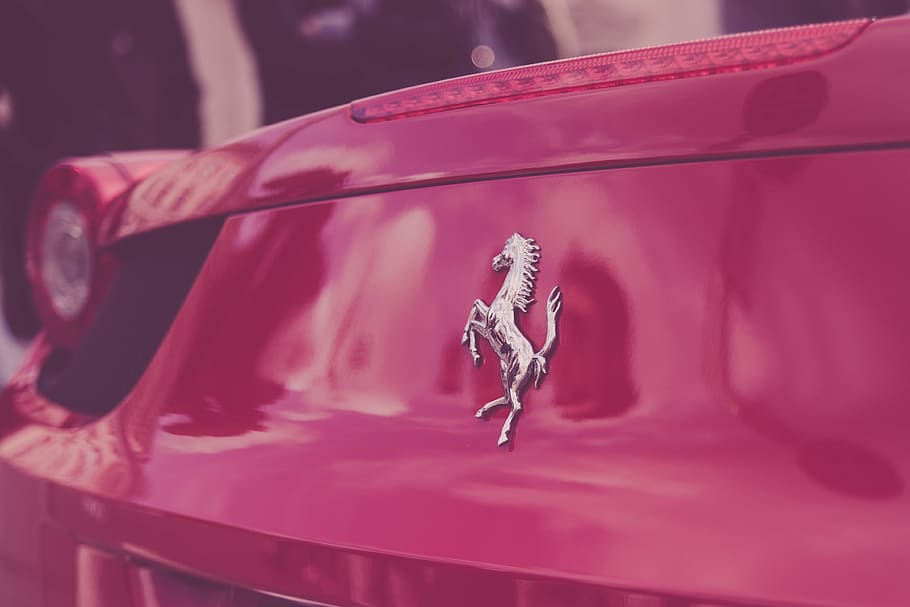Closer car. Феррари фото. Логотип Ferrari 4k. Розовый Феррари на фоне пальм. Феррари на аву.