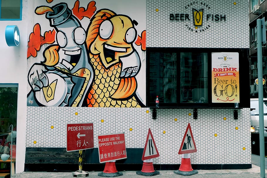 Strolling around Aberdeen Street, road signs in front of Beer Fish store HD wallpaper
