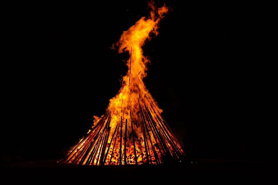 bonfire at night time, midsummer, burn, blaze, flame, red, yellow HD wallpaper