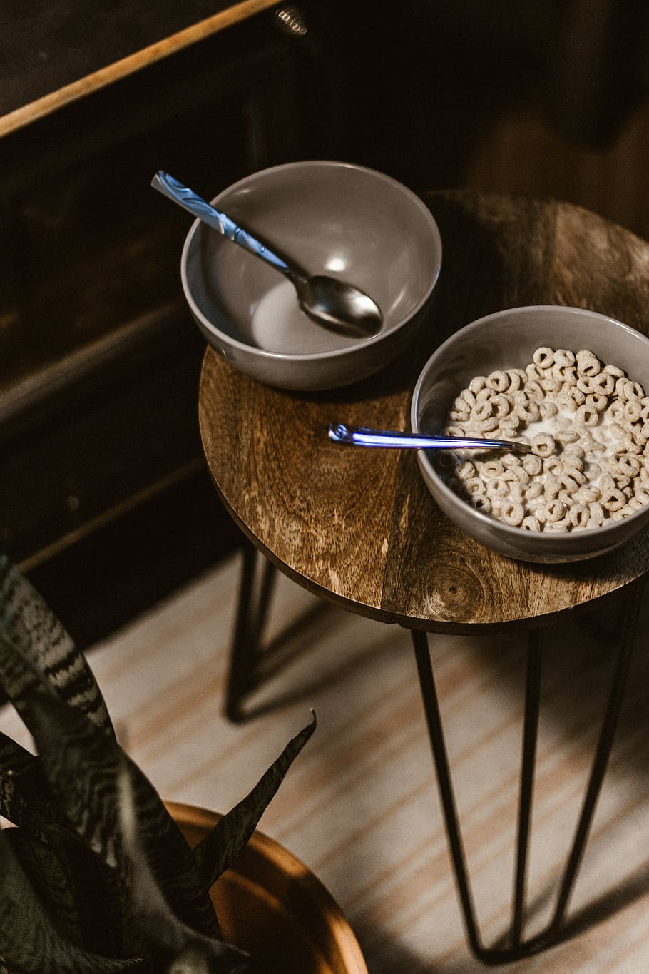 one gray bowl with cereal and one empty bowl, gray ceramic bowl filled with cereals, HD wallpaper