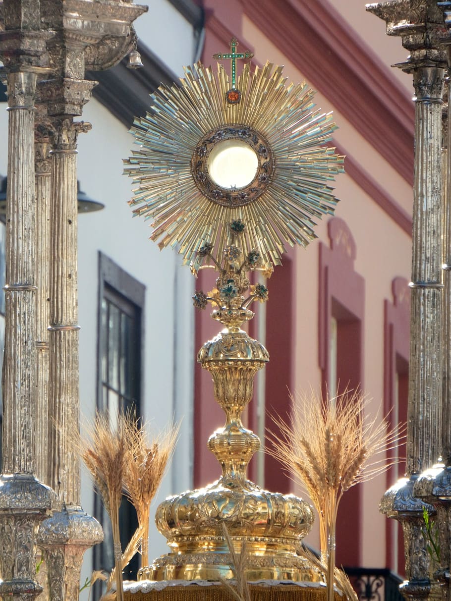 eucharist, eucharistic procession, monstrance, cc0, architecture