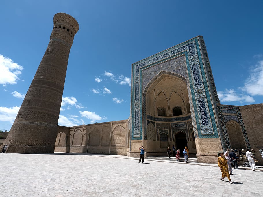 blue and brown building with blue and brown archway under blue sky, photo of minaret beside building HD wallpaper
