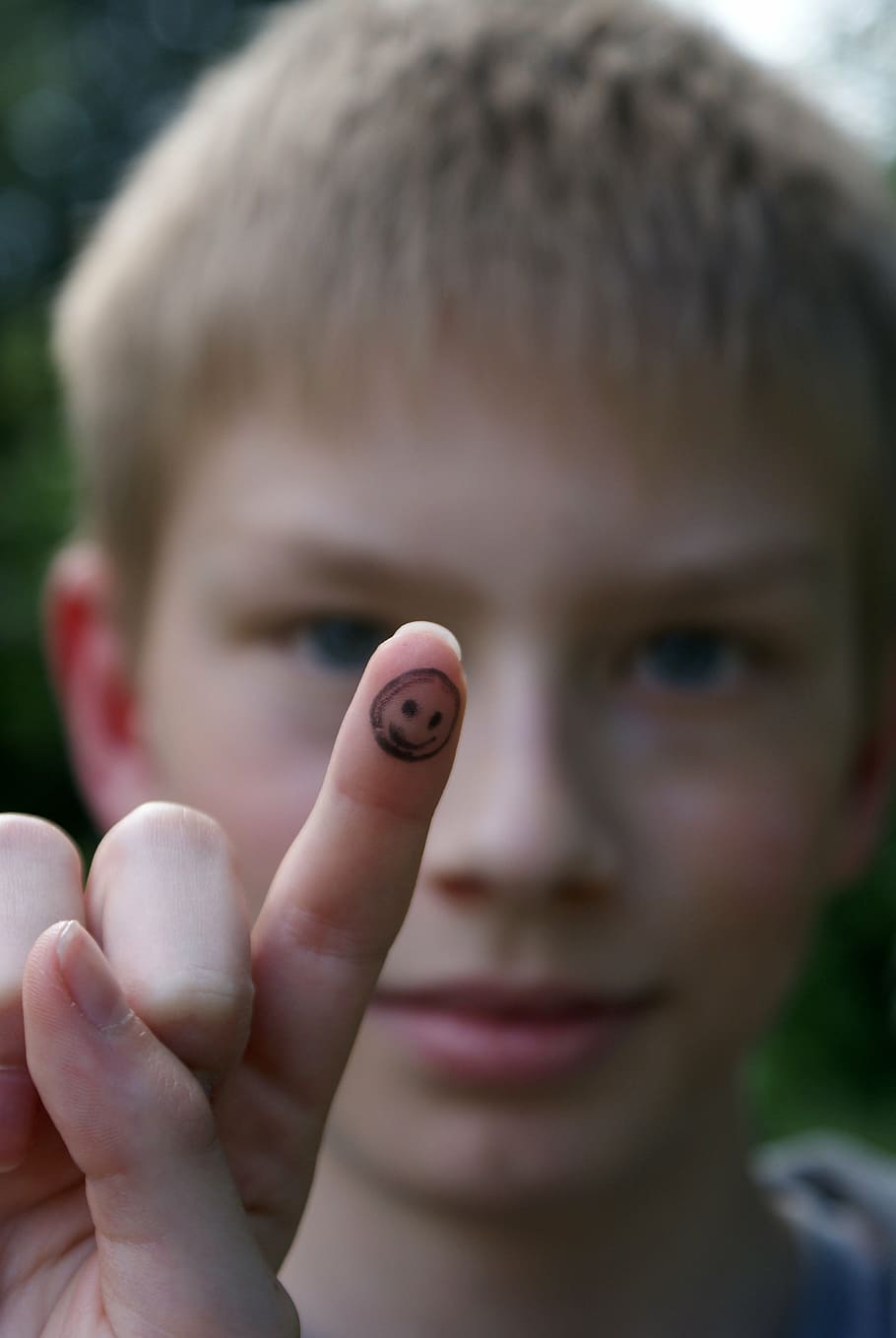 child, finger, smiley, positive, success, school, learn, boy HD wallpaper