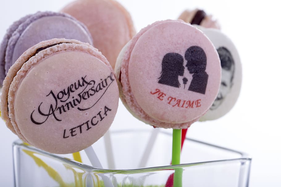 closeup photo of French macaroons on stick, personalise, pastry HD wallpaper