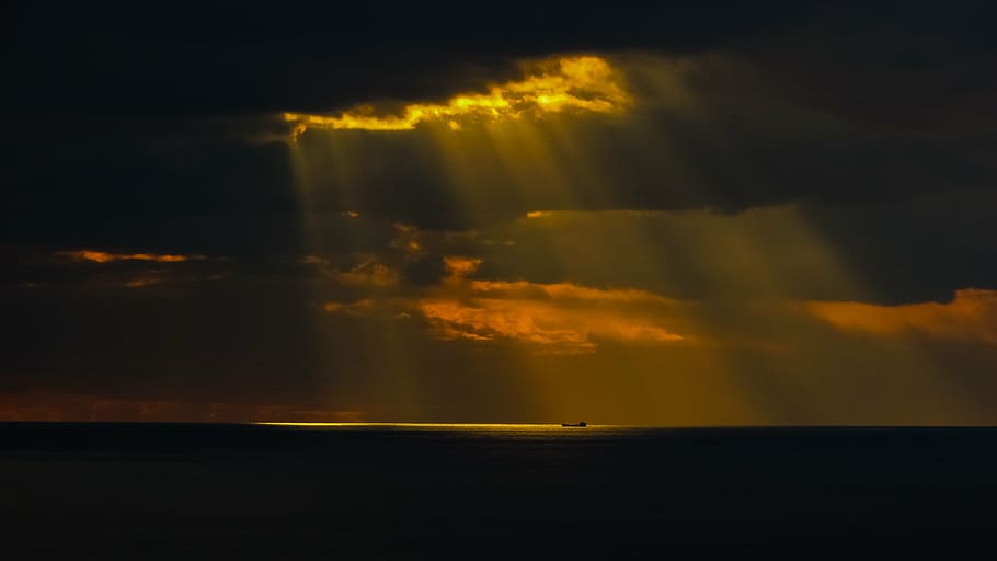 sunbeam, sunlight, sunset, dusk, boat, clouds, sea, horizon HD wallpaper