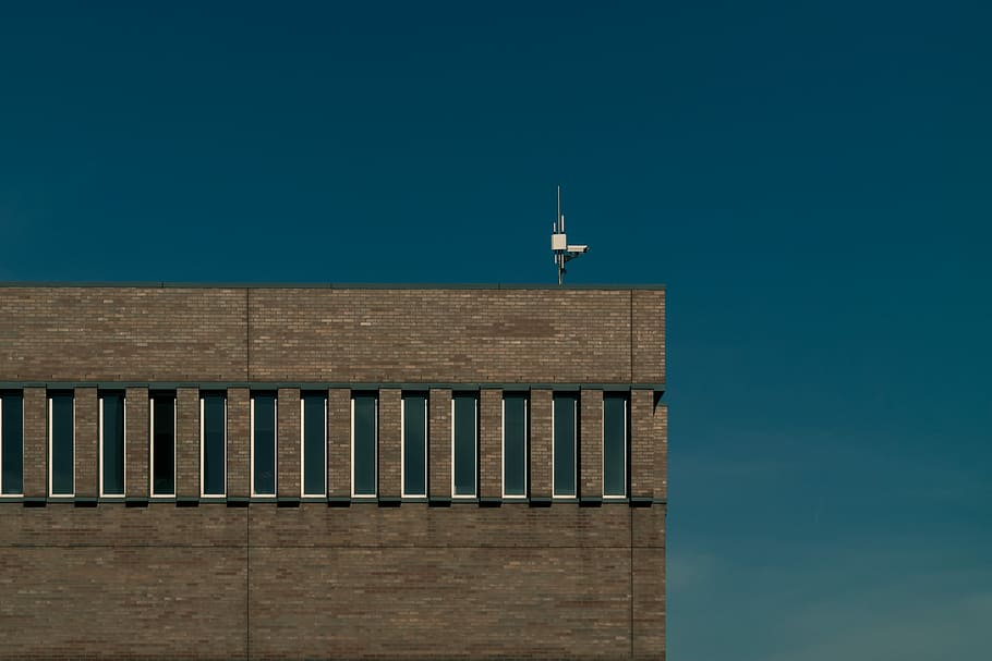 photo of white stand on brown building, white surveillance camera on top of brown building HD wallpaper