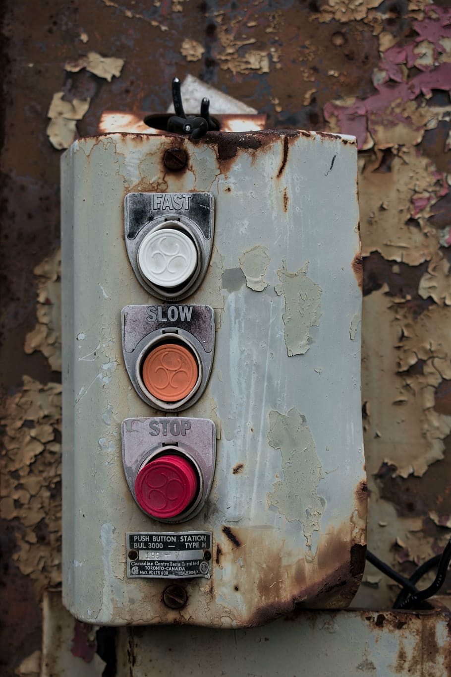 buttons, rust, warehouse, steel, texture, dirty, controls, red HD wallpaper