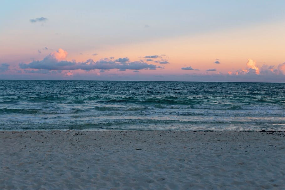 ocean under white sky at daytime, sunset, beach, sand, shore HD wallpaper