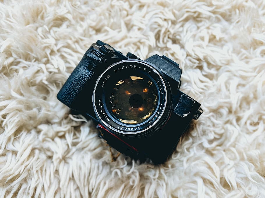 black milc camera on white fur cloth, photo of black MILC camera HD wallpaper