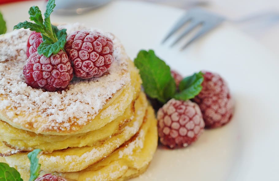 pancake with raspberry on top, schaumomelette, egg, sugar, milk flour HD wallpaper