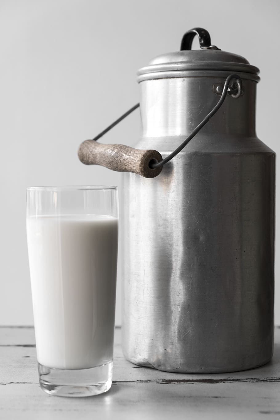 milk in clear drinking glass beside milk can, food, nutrition, HD wallpaper