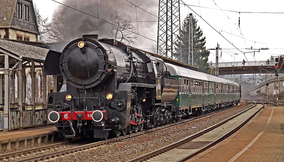 black locomotor train near brown wooden waiting shed, steam locomotive, HD wallpaper