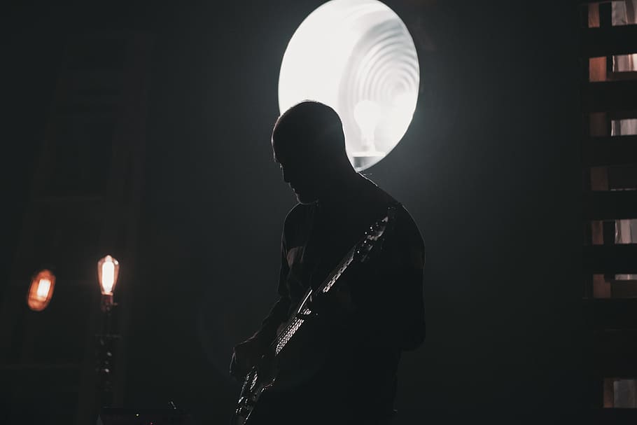 photography of man playing guitar, silhouette of man playing guitar HD wallpaper