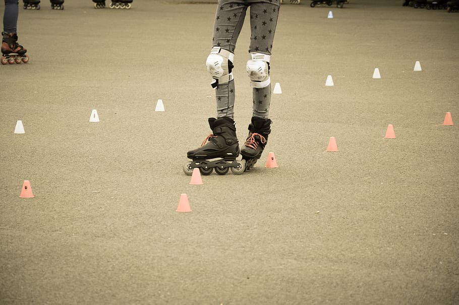 person playing tricks of roller skates, inline, skating, rollerblades, HD wallpaper