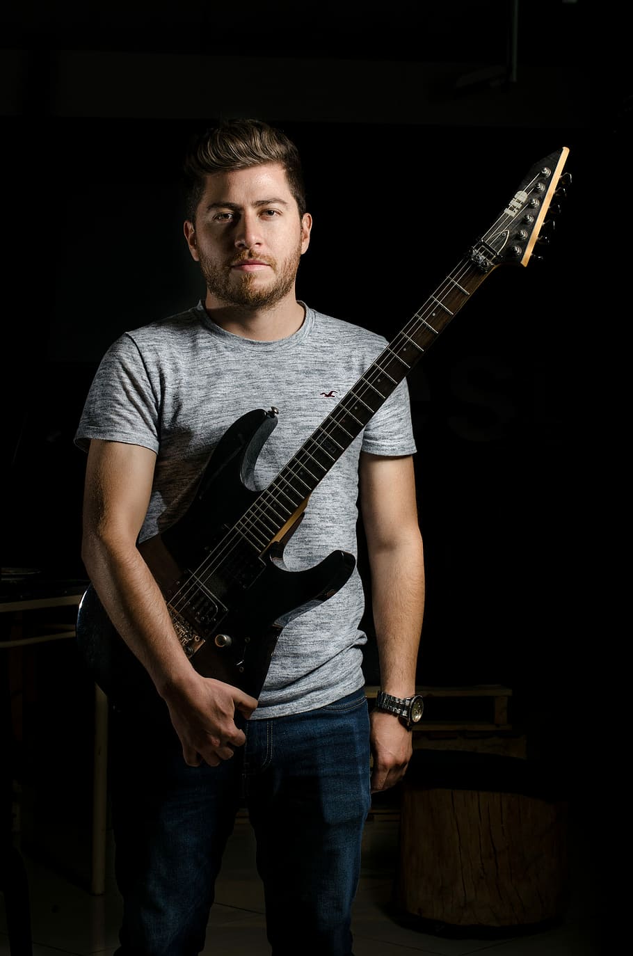 man holding a electric guitar, man holding electric guitar, studio HD wallpaper