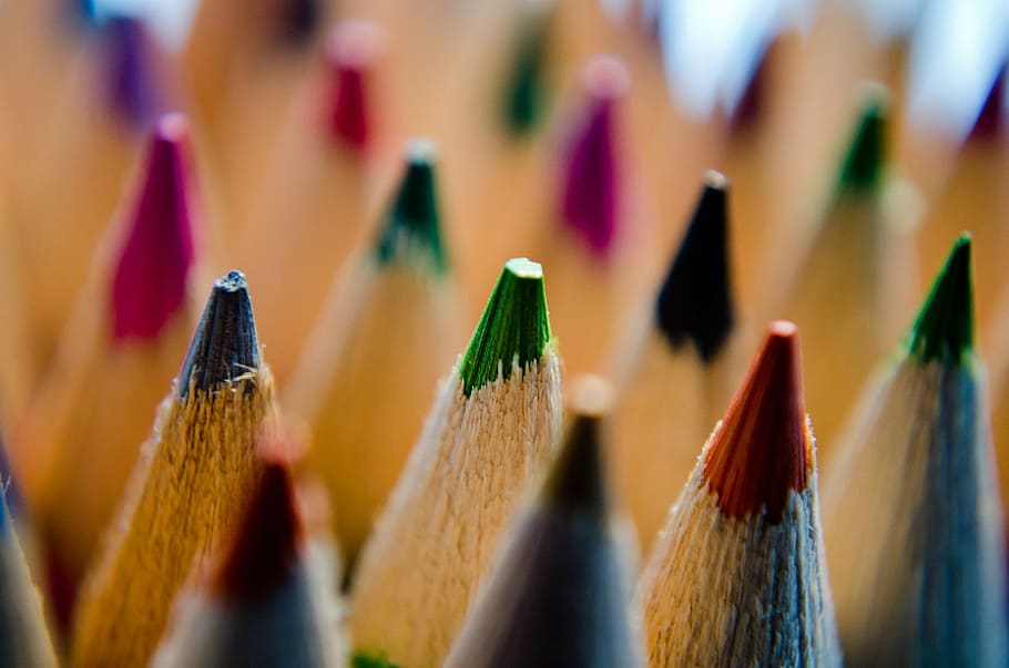 tilt shift lens photography of colored pencils, background HD wallpaper