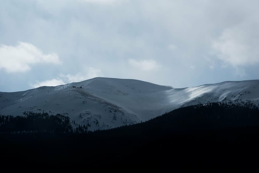 mountain covered snow under cloudy sky during daytime, highland HD wallpaper