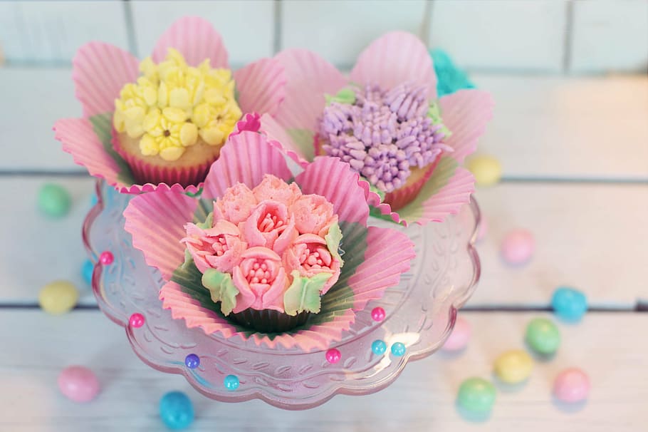 three assorted cupcakes on clear glass bowl, floral, pastel, easter, HD wallpaper