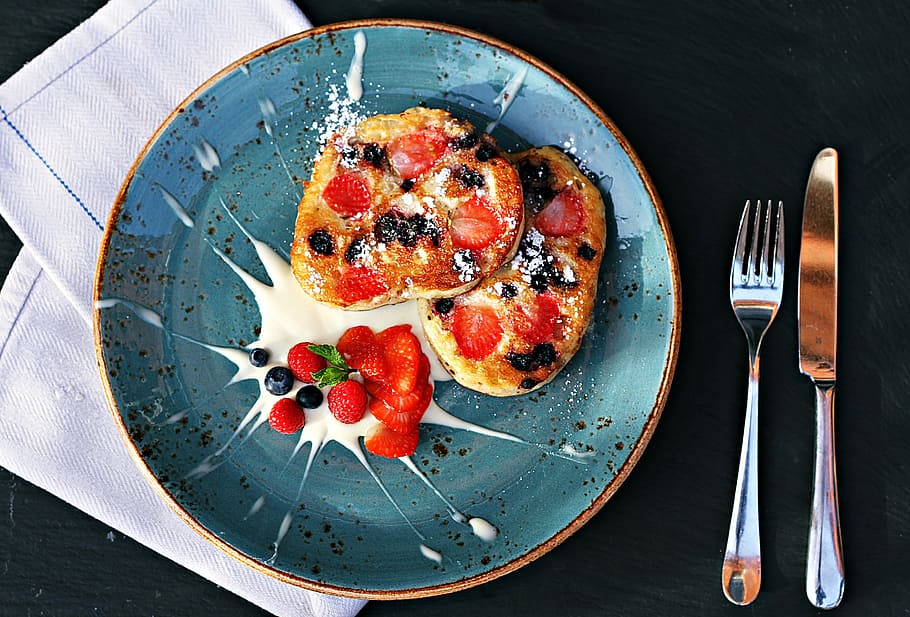 two breads on plate, baked pizza on top of blue plate, breakfast HD wallpaper