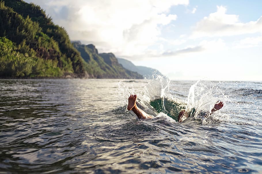 photo of person swimming in water, splash, jump, dive, sink HD wallpaper