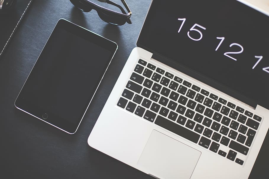 silver MacBook beside black iPad, apple, computer, desk, electronics HD wallpaper