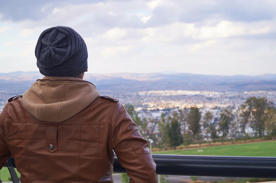 person looking at sky, man, observing, horizon, view, young HD wallpaper