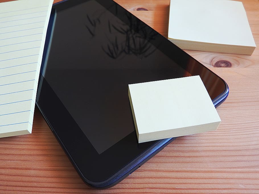 tablet, postit, stickies, adhesive note, paper, wood - material HD wallpaper