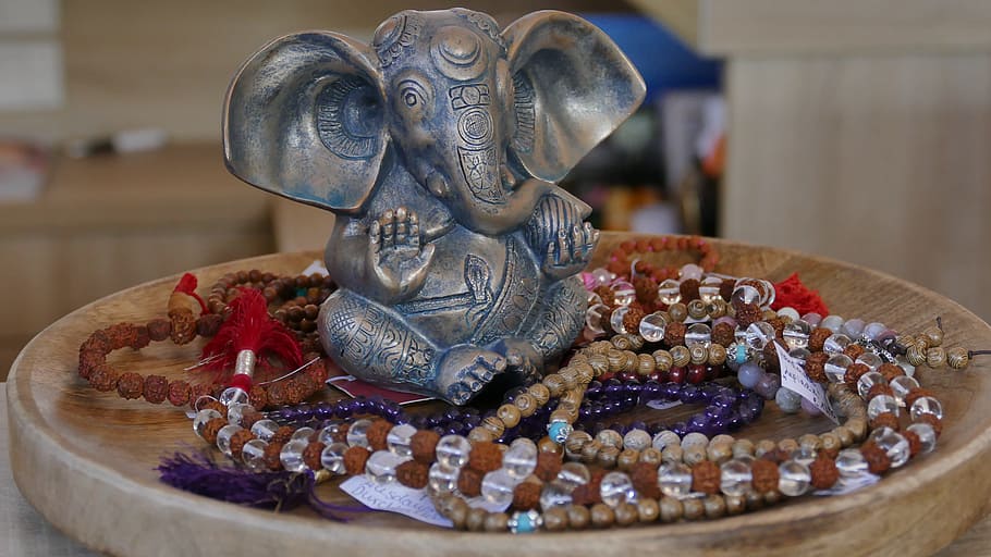 selective focus photography Ganesha figurine, jewellery, chains, HD wallpaper