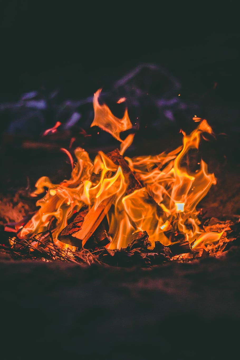 burning bonfire at nighttime, gamma photography of bonefire, log