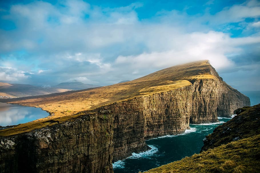 brown cliff near body of water at daytime, mountain, sky, clouds HD wallpaper