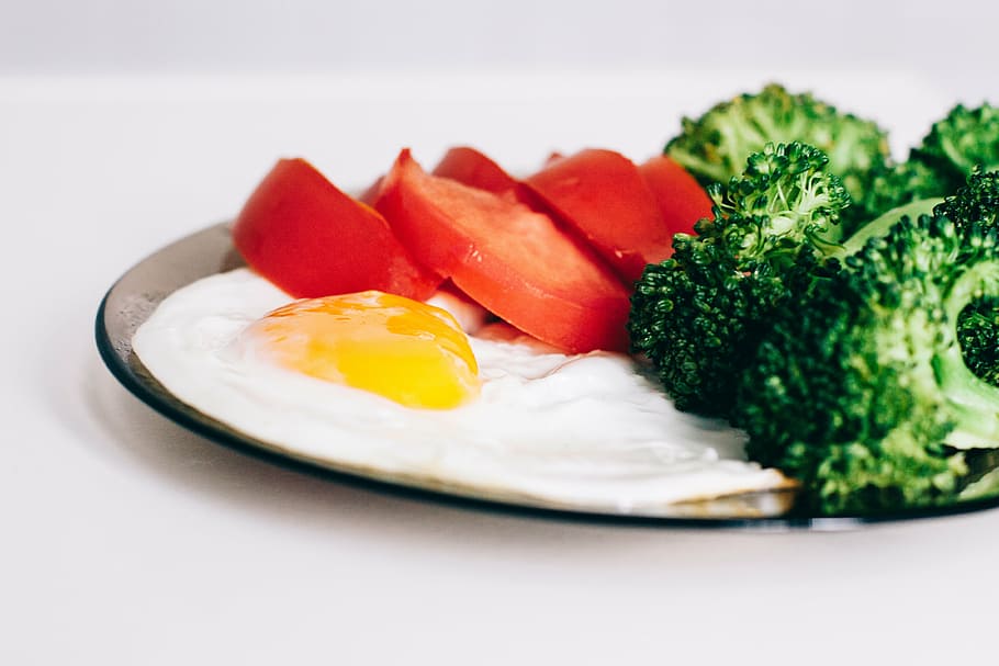 friend egg, broccoli, and sliced tomato plate, eggs, tomatoes HD wallpaper