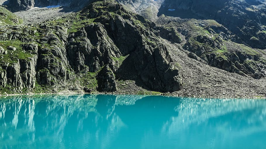 lake along body of mountain, clear blue sea beside mountain, water HD wallpaper