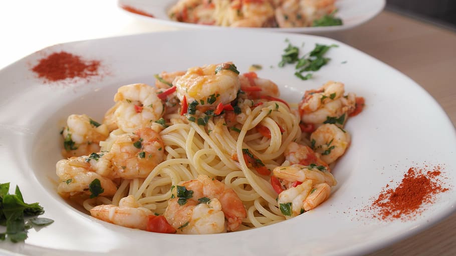 spaghetti with shrimp served on plate, pasta, noodles, food, eat, HD wallpaper