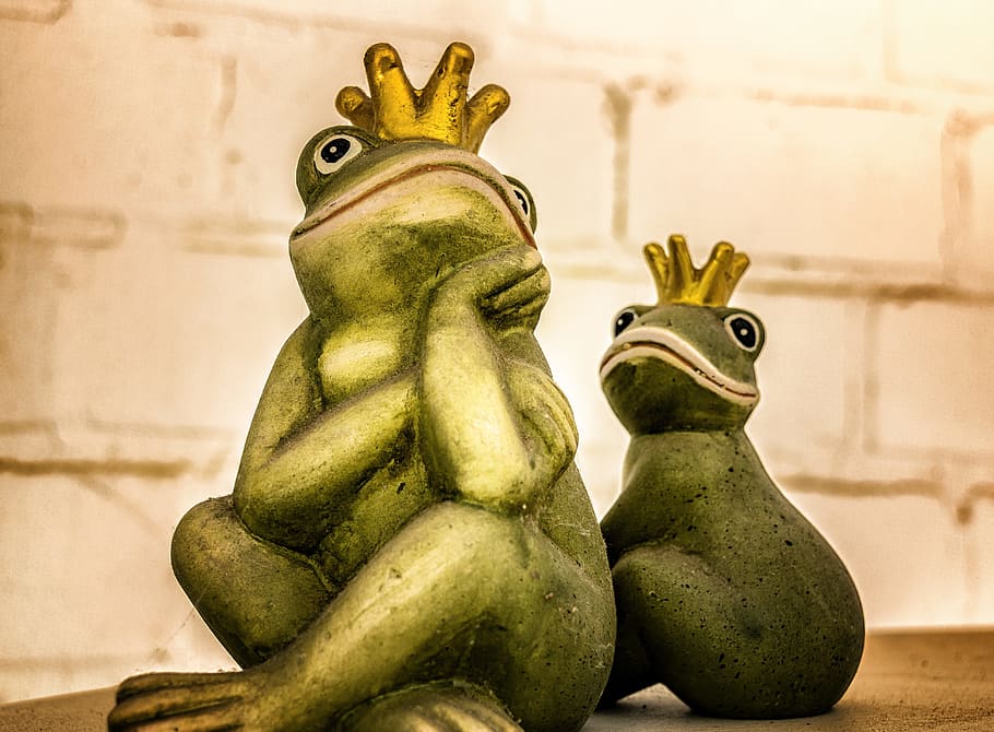 two green frogs wearing gold crowns illustration, king, figure HD wallpaper