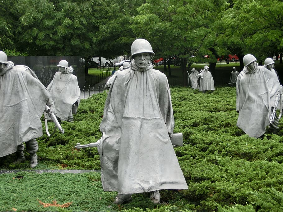 soldier statues on green grass field, war memorial, military cemetery, HD wallpaper