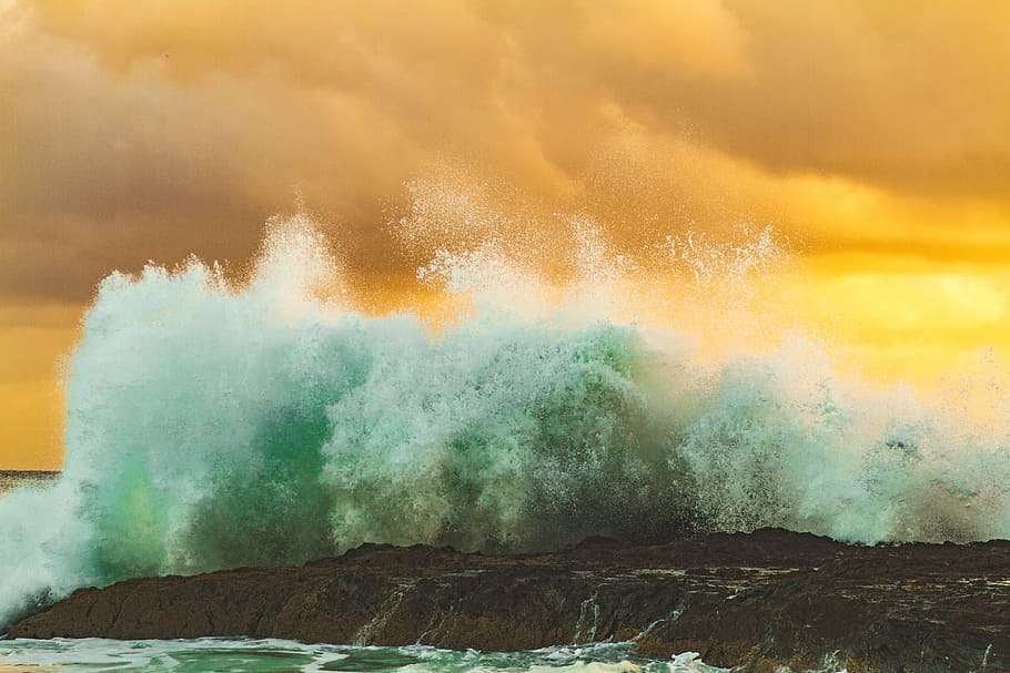splash of body of water on rock, body of water waves under clouds HD wallpaper