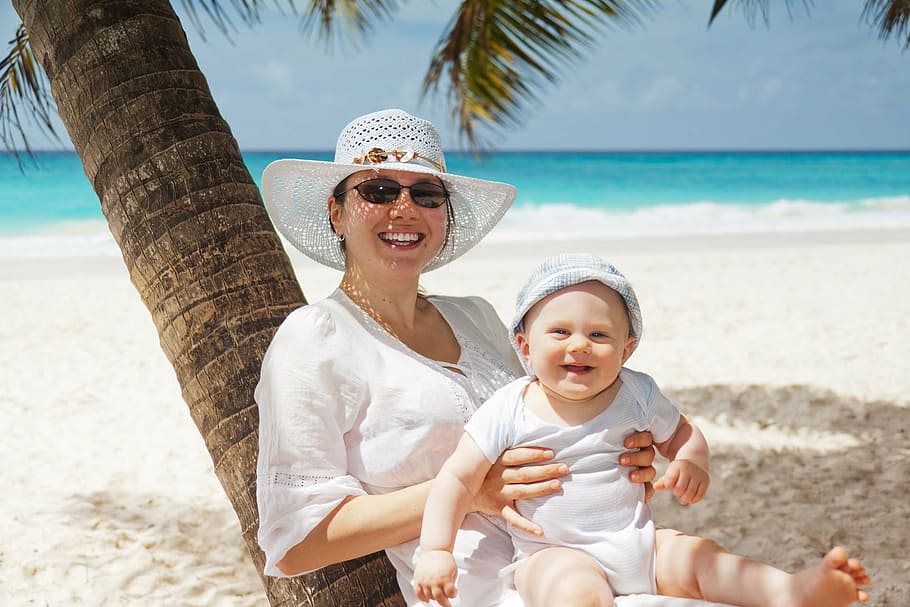 woman smiling wearing sun hat holding a smiling baby sitting on her lap, HD wallpaper