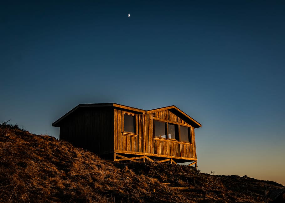 brown wooden house in top of mountain, brown wooden house on the top of gill HD wallpaper