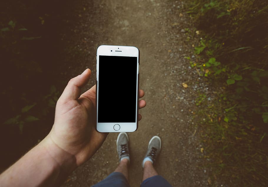 person holding silver iPhone 6 with black case, person holding turned off silver iPhone 6 HD wallpaper