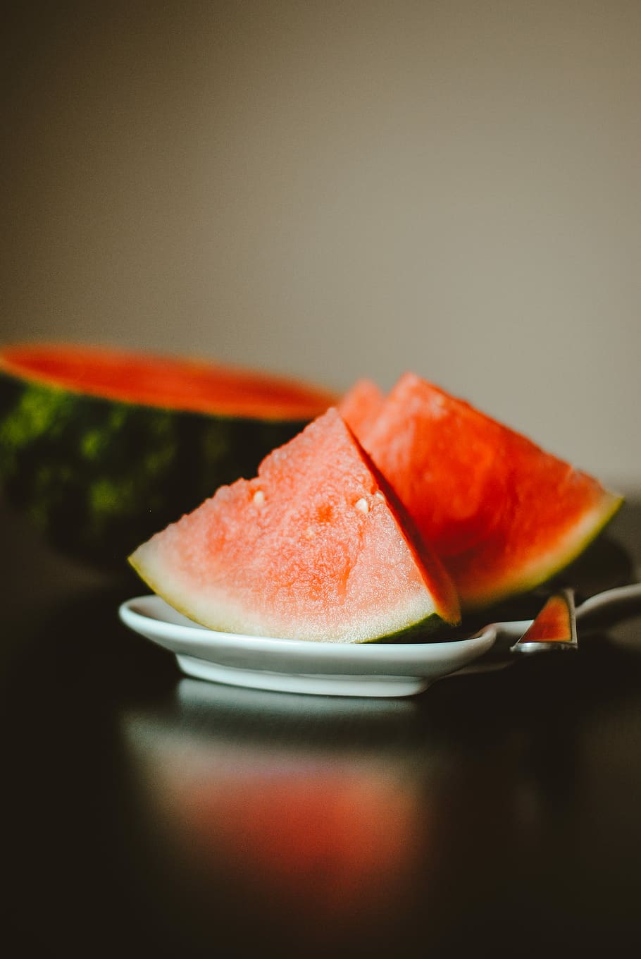 watermelon slice on white ceramic plate, watermelon on white ceramic plate HD wallpaper