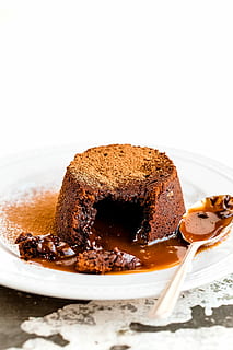 oozing caramel cake, chocolate cake on white ceramic plate with silver spoon HD wallpaper