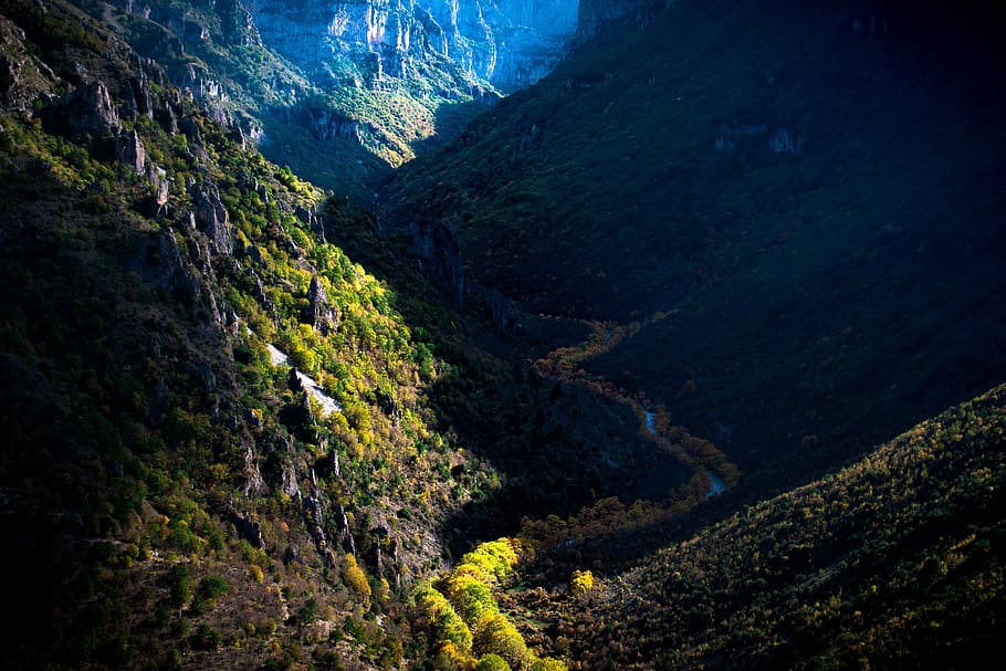 bird's eye view of forest mountain, photo of green forest, valley HD wallpaper