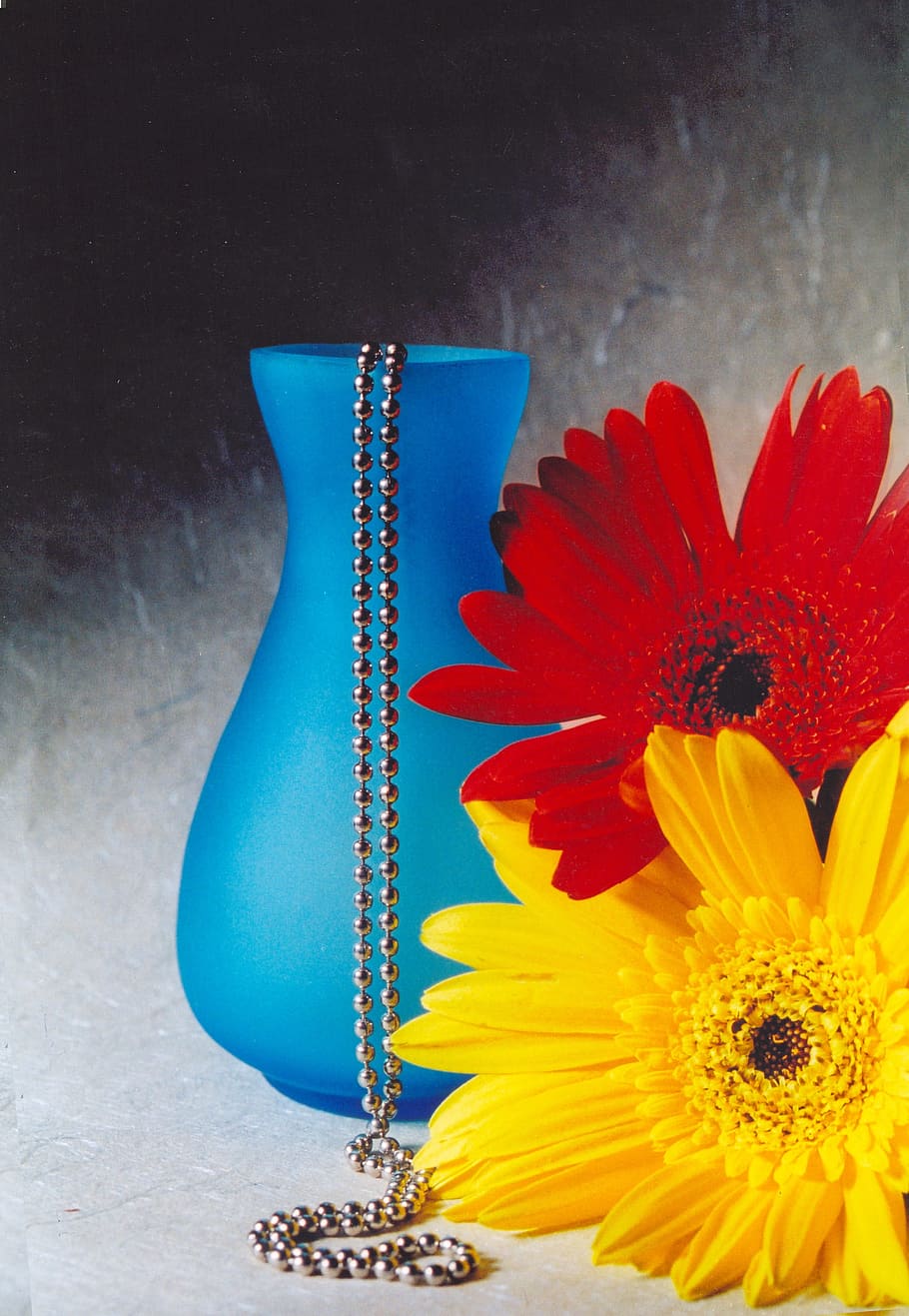 Yellow blue vase. Яркие обои на телефон с цветами. Красивые аватарки цветные вазы. Yellow Blue Vase я люблю вас. Жёлтый цвет и голубой цвет Эстетика предметы.