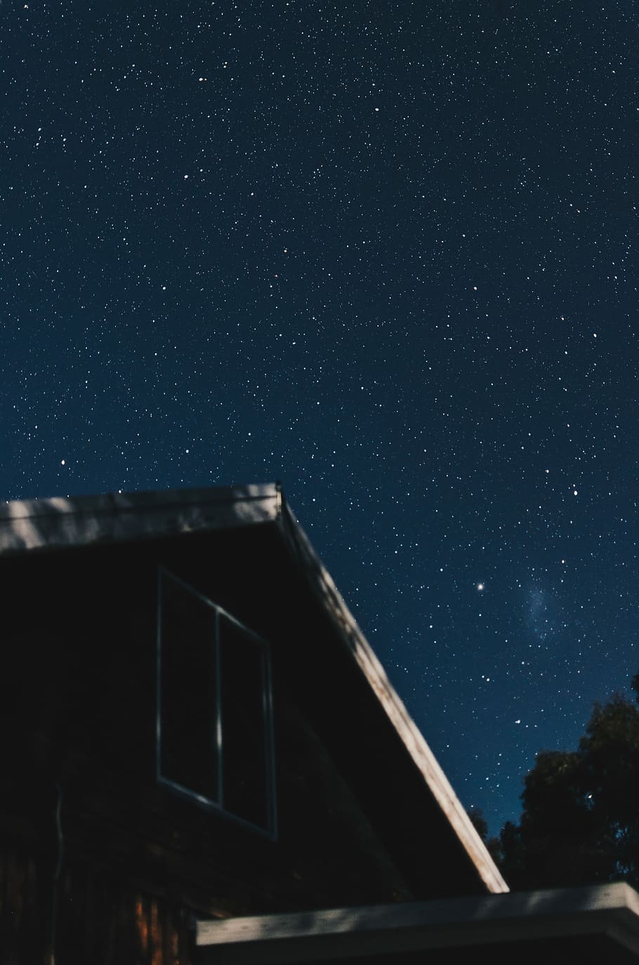 house under starry sky, long exposure photo of stars, blue, night HD wallpaper