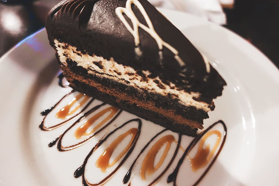 Sliced Cake on Plate, baked, blur, caramel, chocolate, close-up HD wallpaper