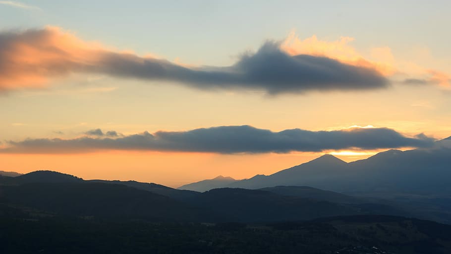 silhouette of mountains under cloudy sky at golden hour, silhouette of mountain under gray sky HD wallpaper