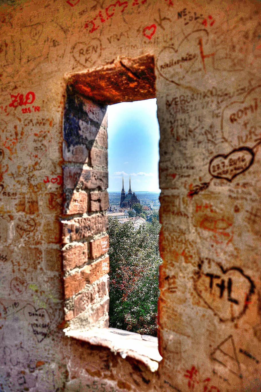 window, brick, graffiti, urban, hdr, sneak, peak, blue sky HD wallpaper