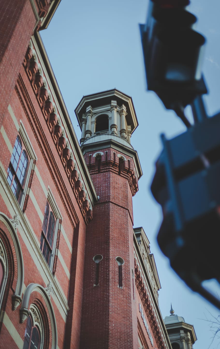 The Franklin School, low angle photo of brown concrete structure HD wallpaper